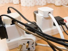 触电急救方法(触电现场急救方法)