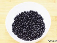 醋泡黑豆怎么吃(把醋倒入黑豆中，做成醋泡黑豆)