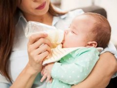 怎样给婴儿冲奶粉！(如何给宝宝冲奶粉？)
