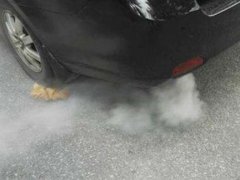 排气管冒白烟(汽车排气管冒白烟有问题吗？)