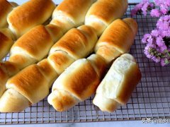 家庭最简单面包的做法(全职妈妈在家烤面包，配方自己改)