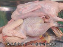 老母鸡汤怎么炖(老母鸡汤这样煲才好喝，食材简单)