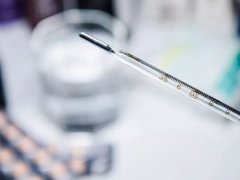 人体腋下正常体温(正常人腋下的体温是在36到37度之间)