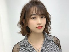短卷发造型(今年流行减龄短发烫发型30款)