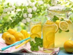 喝柠檬水的好处(常喝柠檬水的12种健康益处)